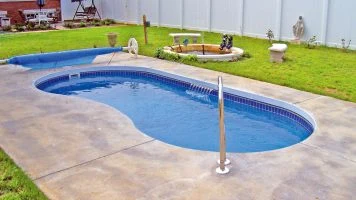 Sun Pools Shoreline pool